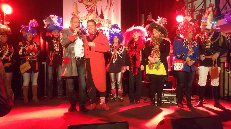 Gemeinsames Bühnenfinale mit Karnevalistinnen und Karnevalisten