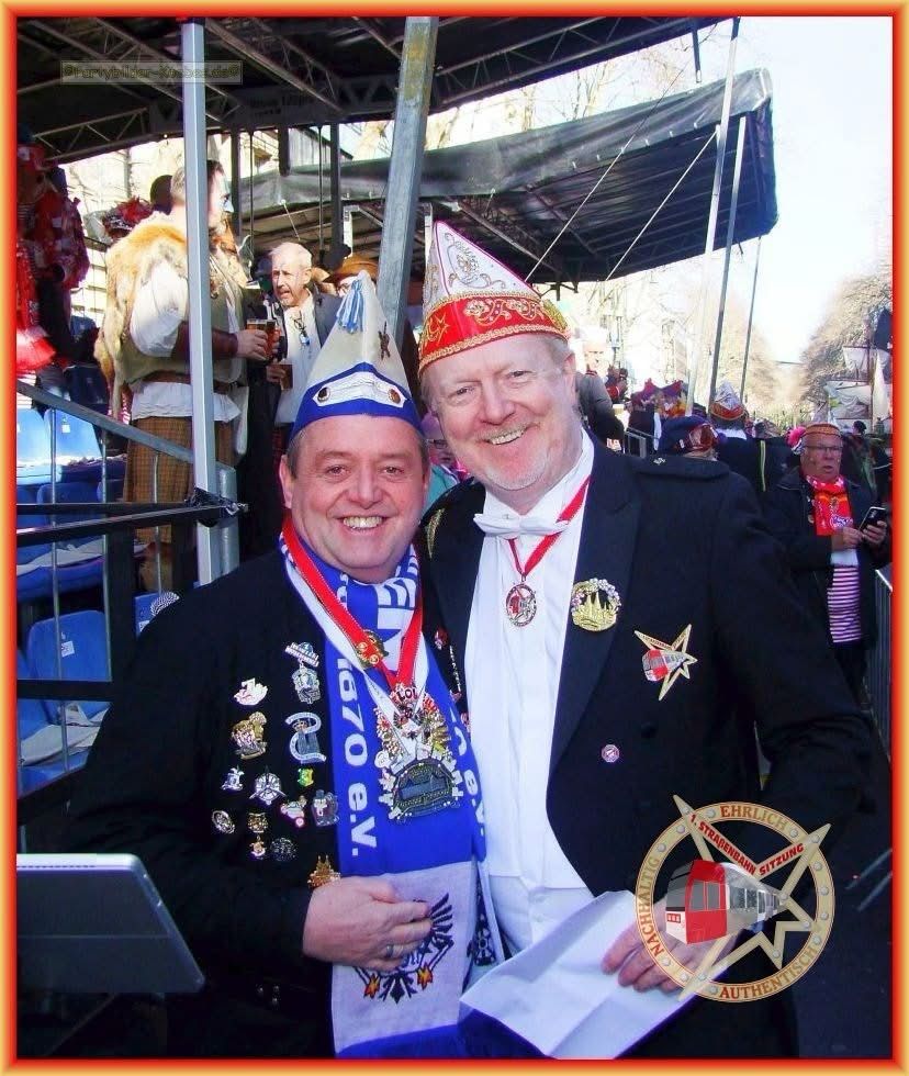 Ne Spetzboov im Karnevalsornat beim Straßenkarneval