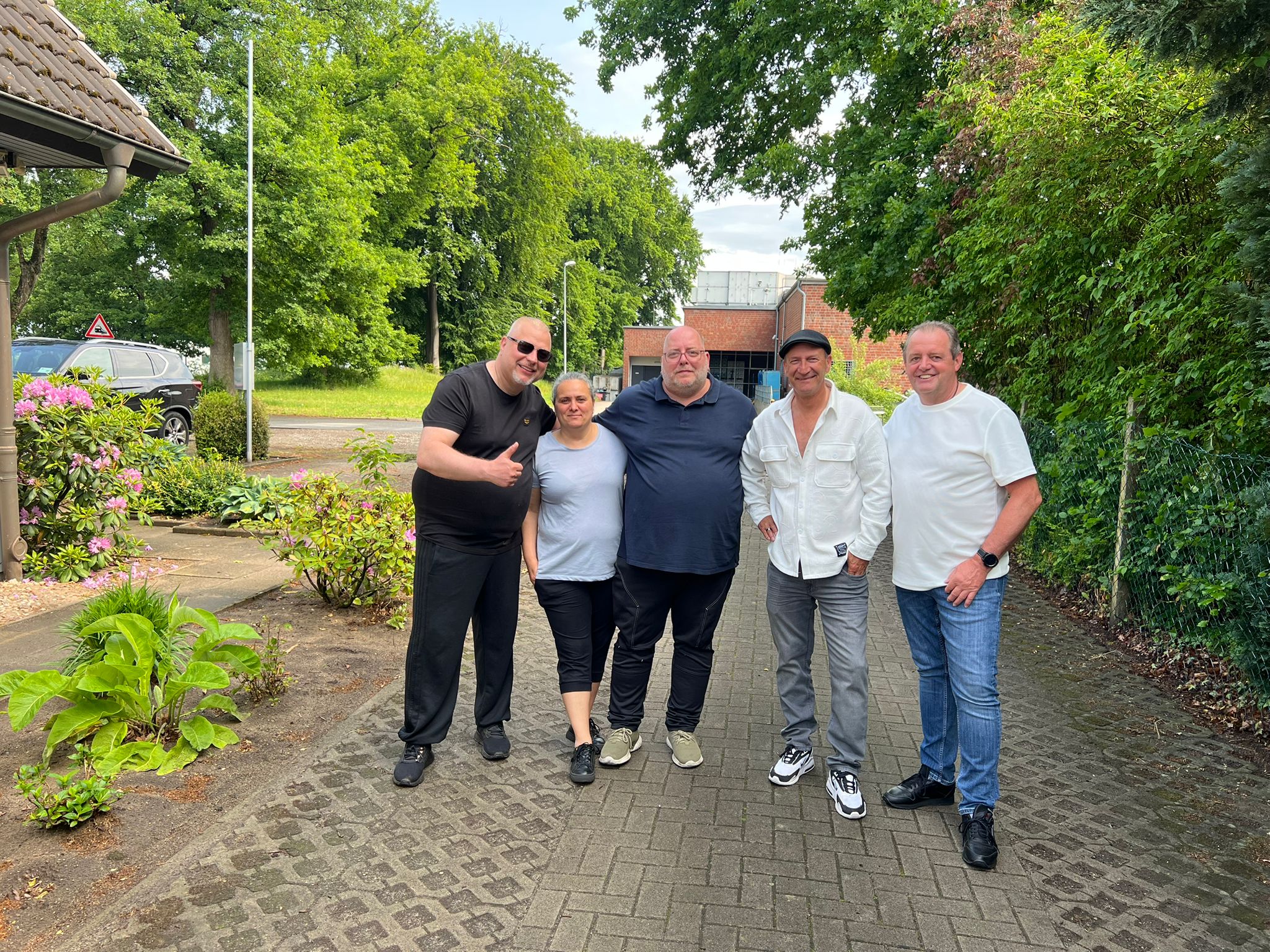 Gruppenfoto mit Ne Spetzboov vor einem Veranstaltungsort
